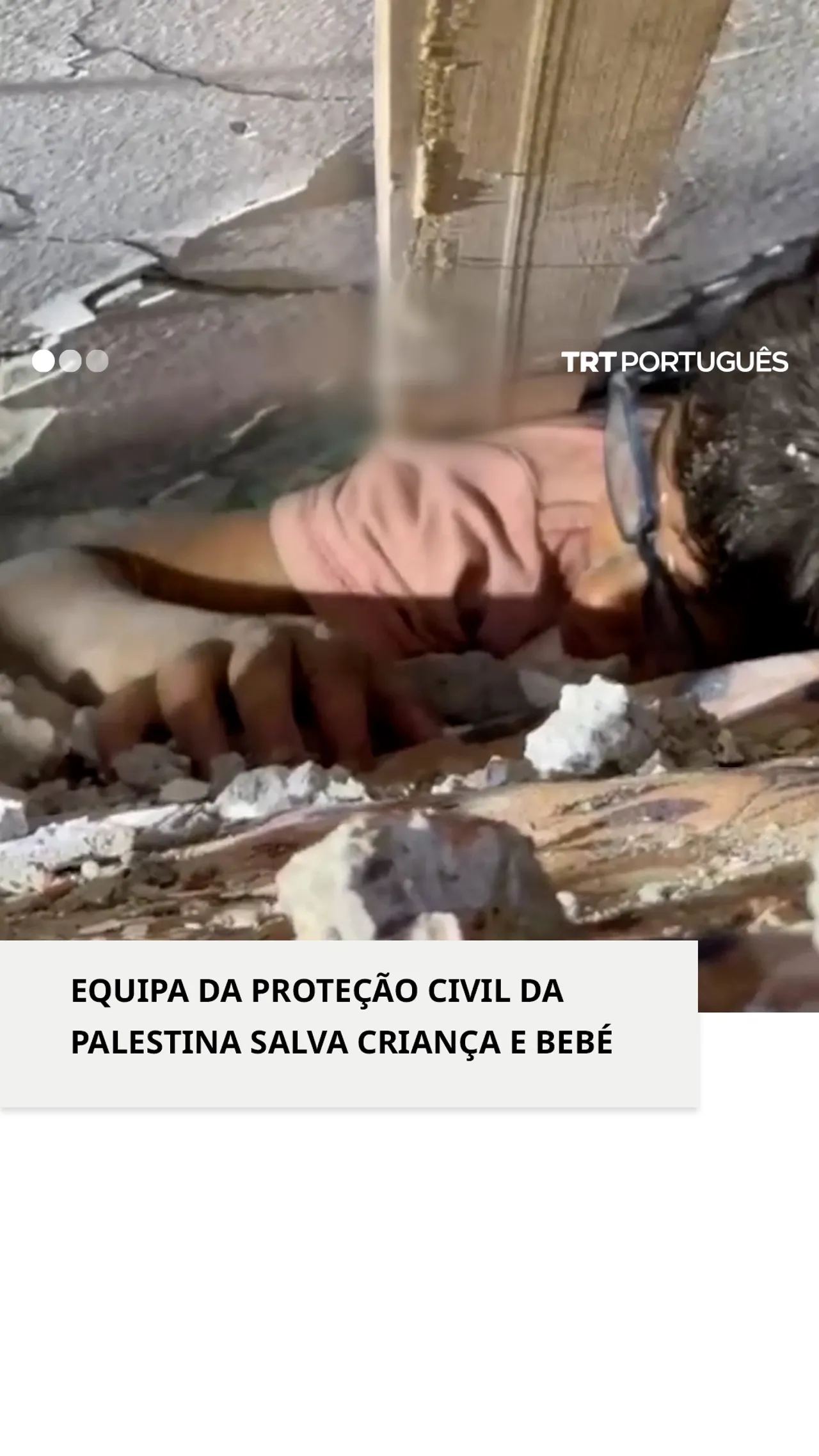 Equipa da Proteção Civil da Palestina salva criança e bebé dos escombros