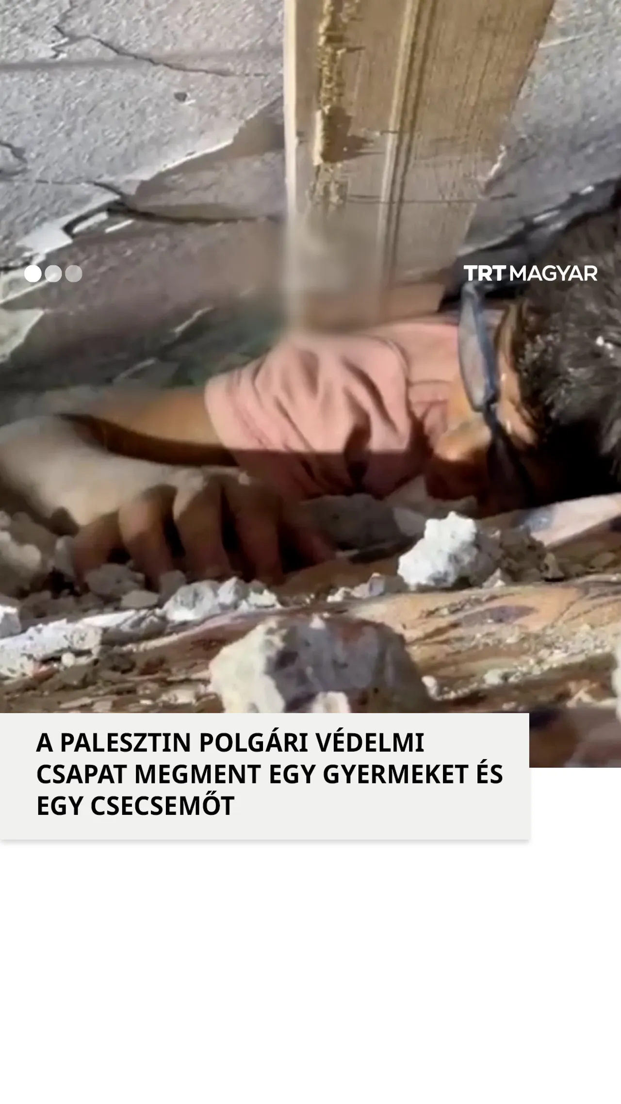 A palesztin polgári védelem csapata egy gyermeket és egy csecsemőt mentett ki a romok alól