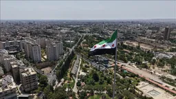 Siri, flamuri më i madh i vendit ngrihet në kryeqytetin Damask