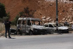 إصابة 30 فلسطينياً واندلاع حرائق جراء هجوم عنيف لمستوطنين قرب رام الله