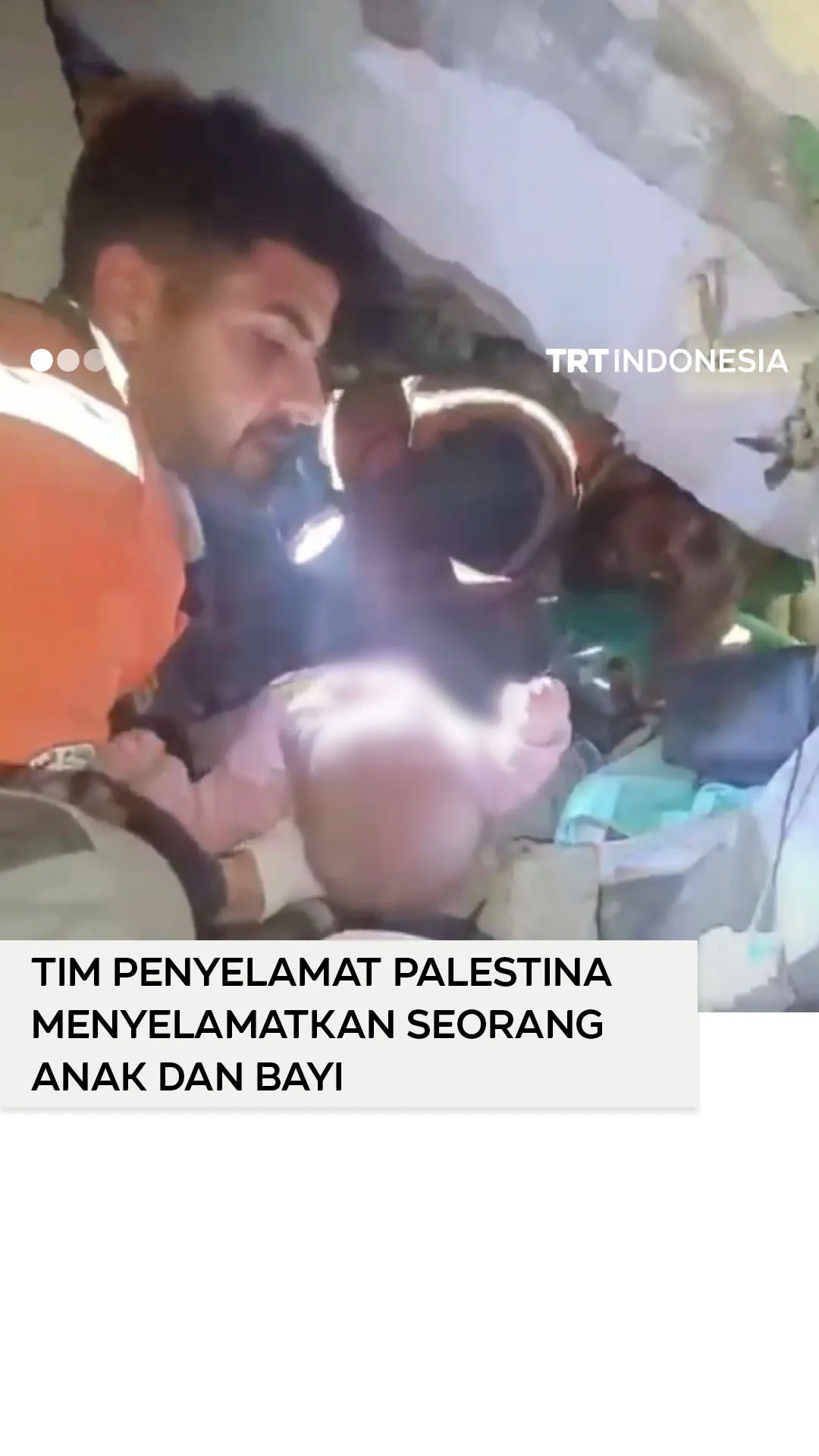 Tim Penyelamat Palestina menyelamatkan seorang anak dan bayi dari bawah reruntuhan