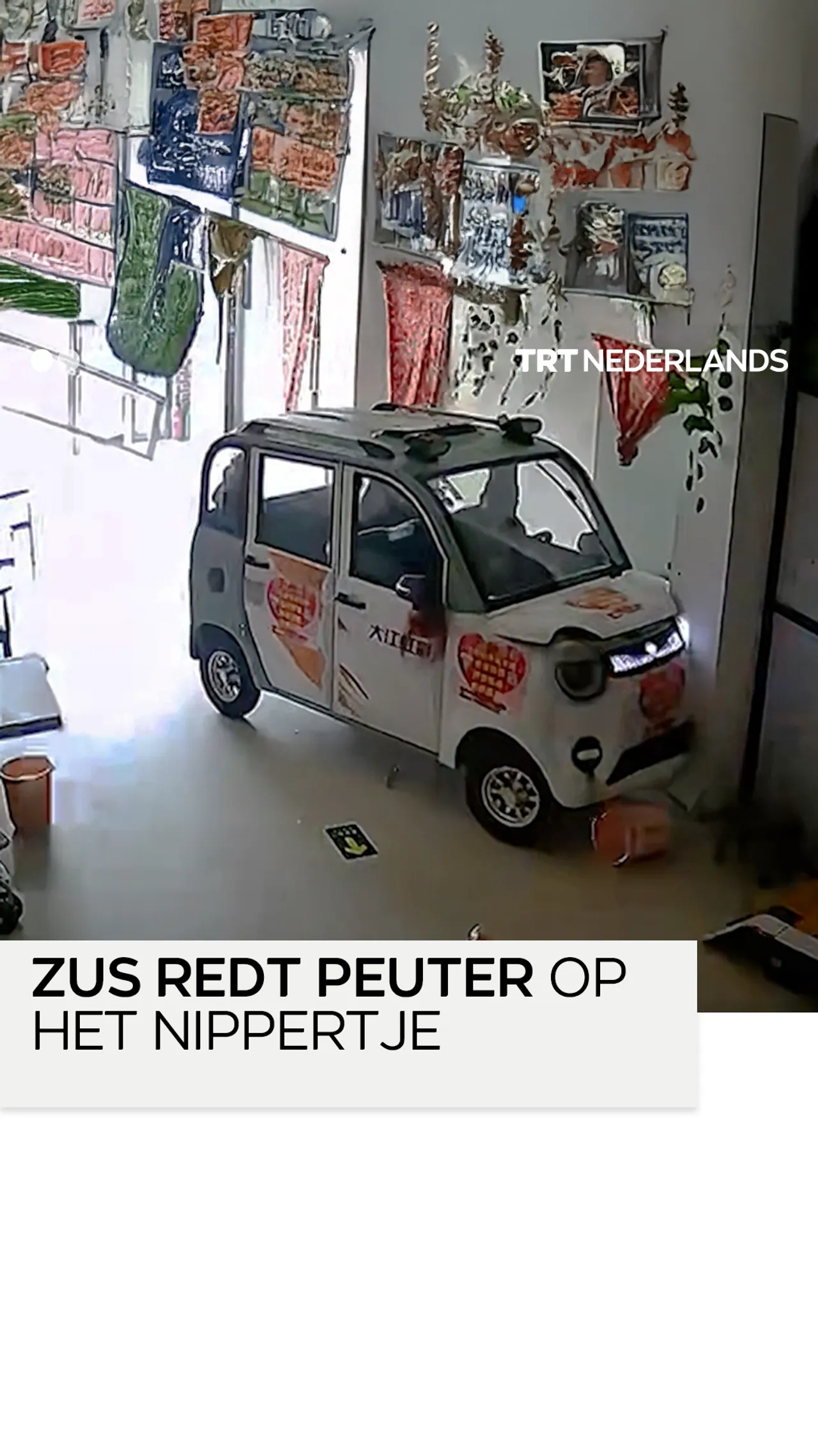 11-jarige zus redt peuter op het nippertje wanneer auto in restaurant crashte