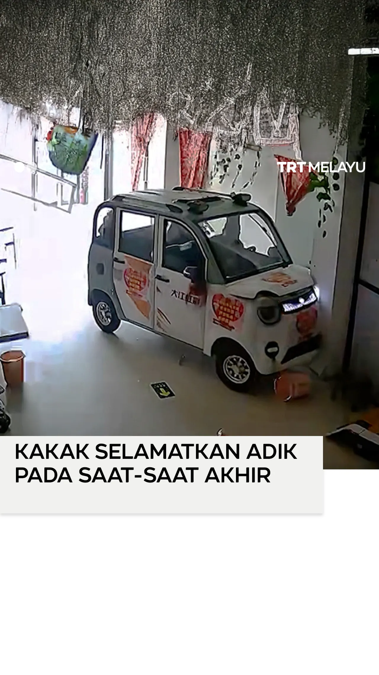 Kakak berusia 11 tahun nyaris selamatkan adiknya ketika kereta merempuh restoran.