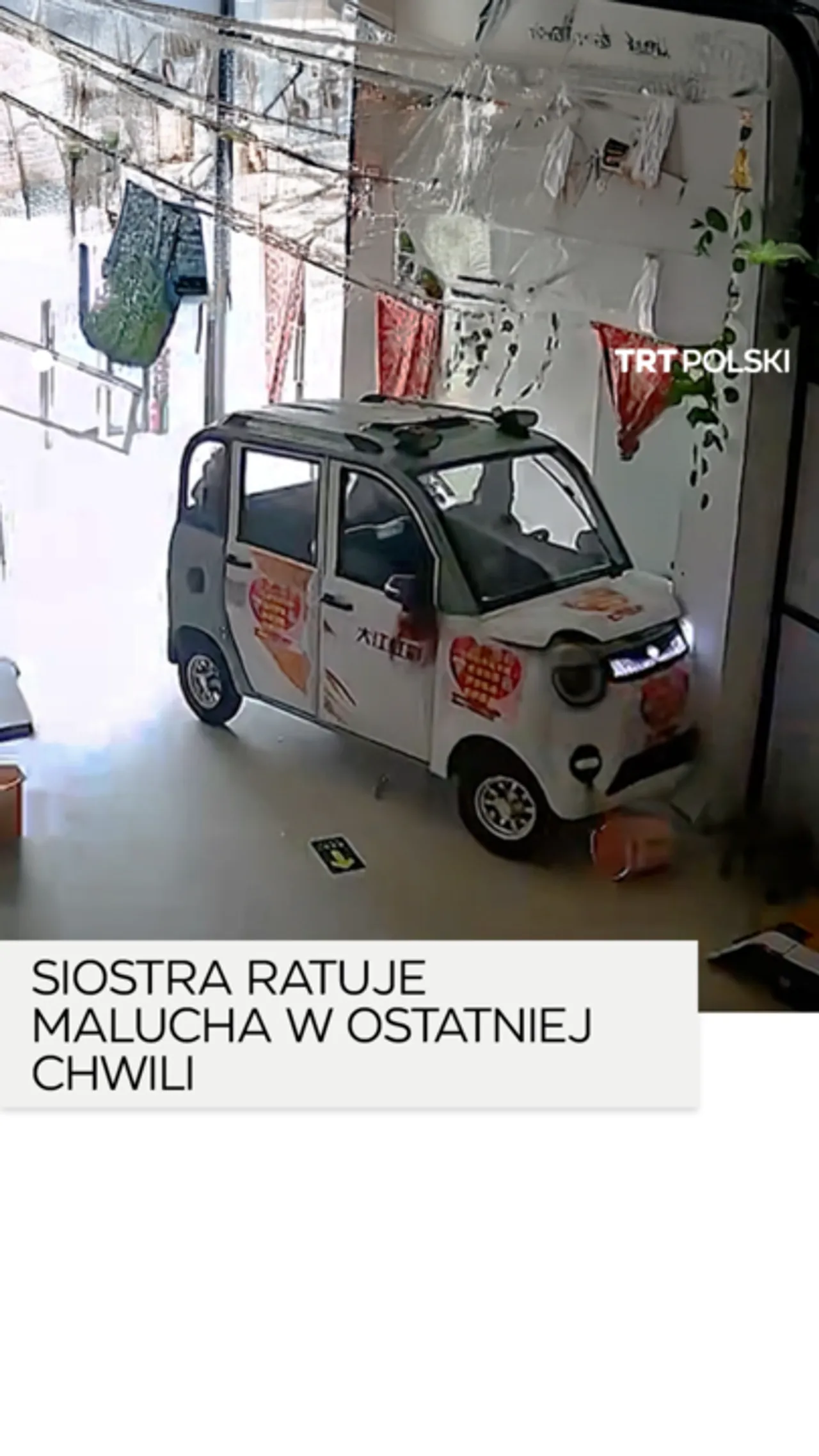 11-letnia starsza siostra w ostatniej chwili ratuje malucha, gdy samochód wjeżdża w restaurację