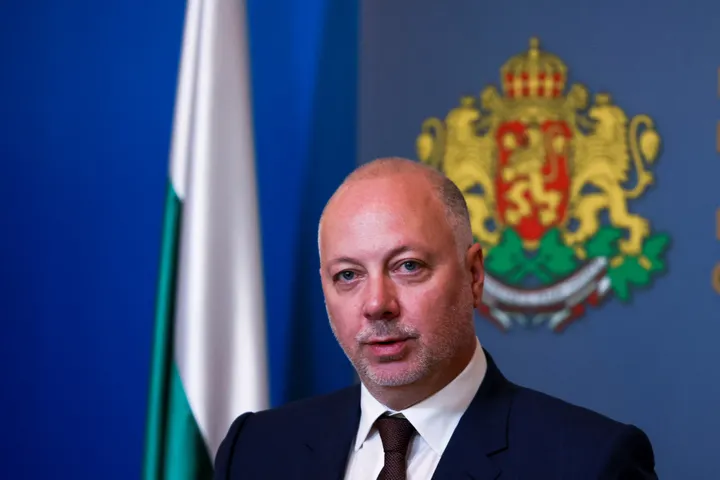 Bulgarians divided on euro after approval to join currency next year
