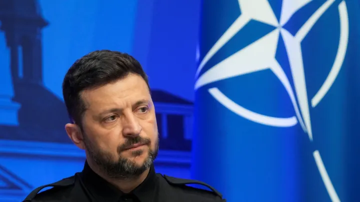 Zelensky anuncia reorganização militar após o ataque subaquático à ponte da Crimeia