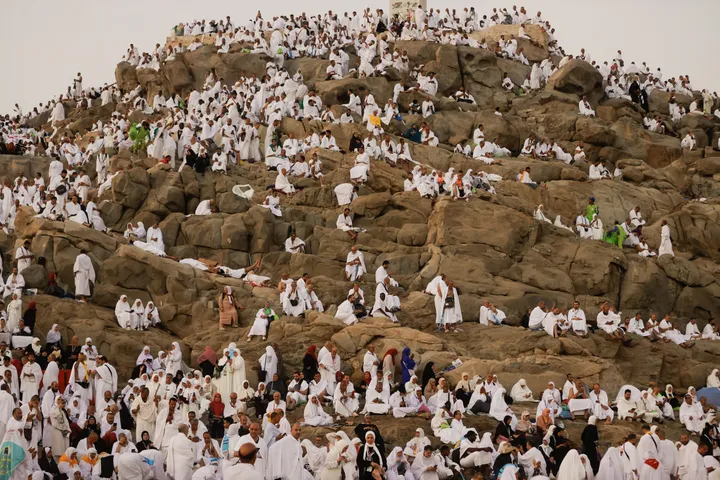 حجاج بيت الله الحرام يتوافدون إلى عرفات لأداء الركن الأعظم من مناسك الحج