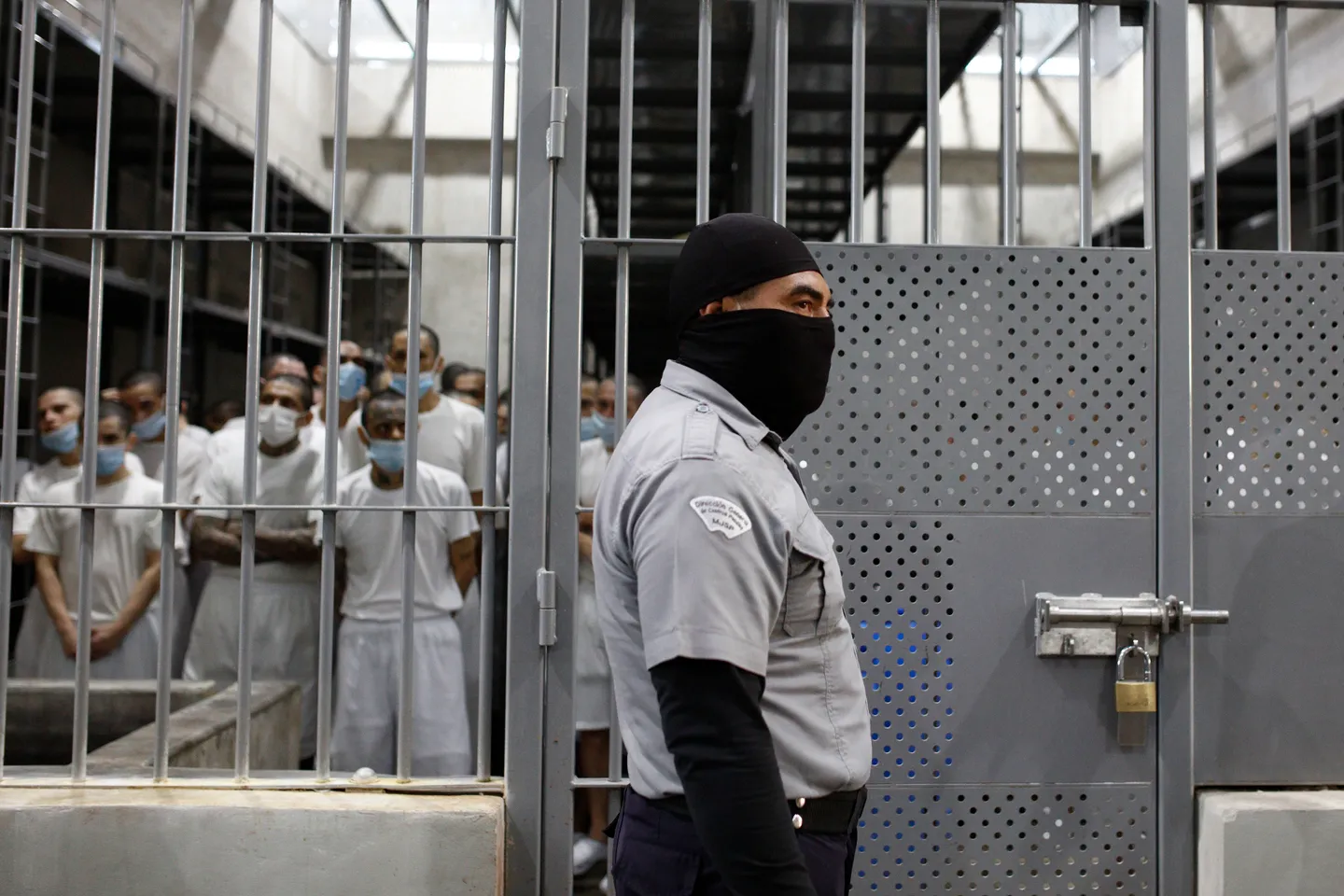 Juez ordena que migrantes venezolanos deportados a El Salvador puedan impugnar su detención