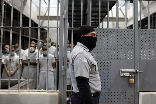 Juez ordena que migrantes venezolanos deportados a El Salvador puedan impugnar su detención