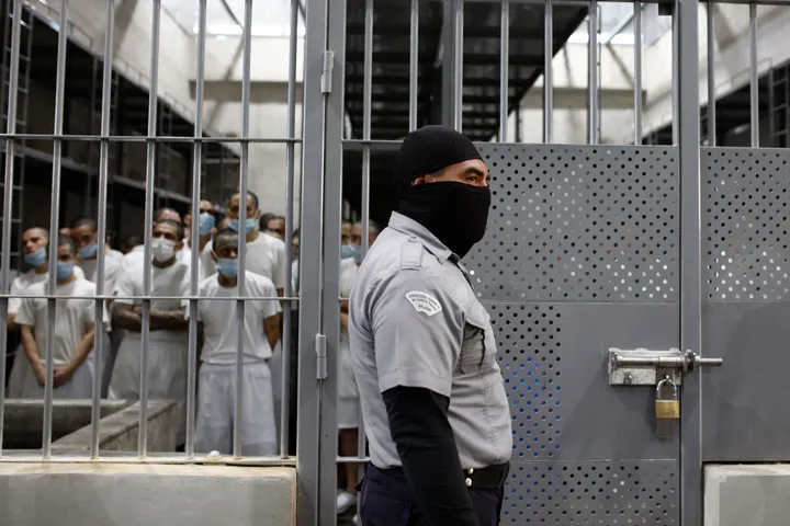 Juez ordena que migrantes venezolanos deportados a El Salvador puedan impugnar su detención
