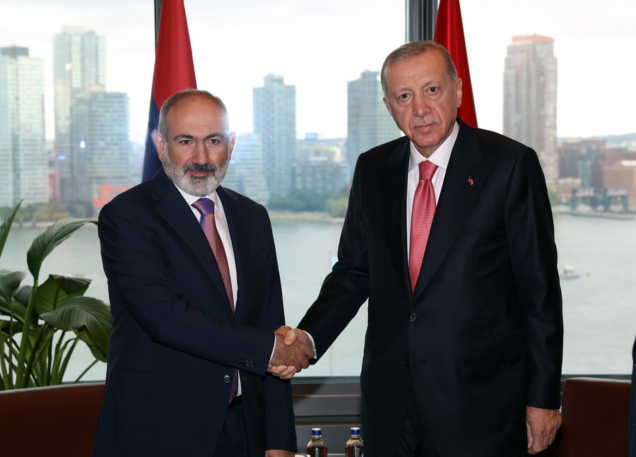 Erdogan i Pashinyan razgovarali o bilateralnim odnosima i globalnim pitanjima