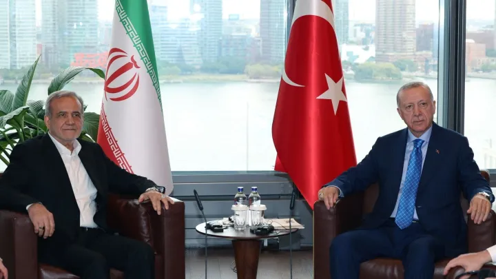 Erdogan e Pezeshkian discutem laços bilaterais durante uma chamada telefónica