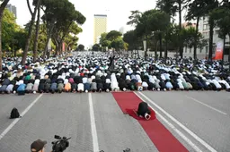 Besimtarët myslimanë të rajonit falin namazin e Kurban Bajramit