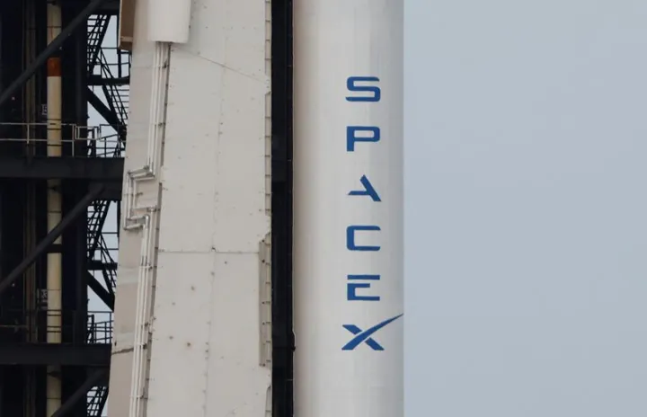 Маск Трамп менен келишпестиктен кийин SpaceX компаниясынын Драгон космостук кемесин иштен чыгарат