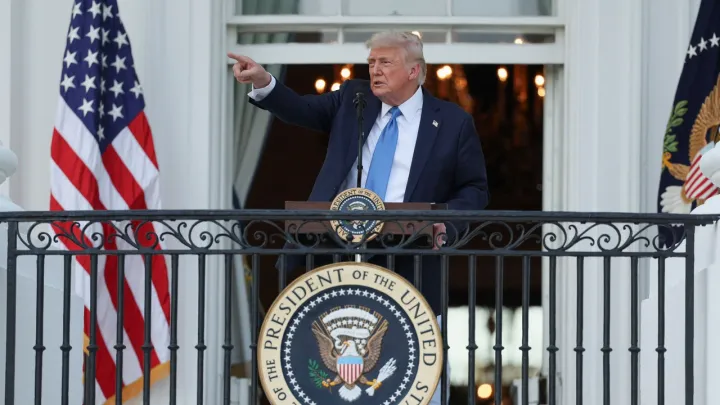 Трамп оннан астам елдің АҚШ-қа саяхаттауына жаңа тыйым салатынын айтты