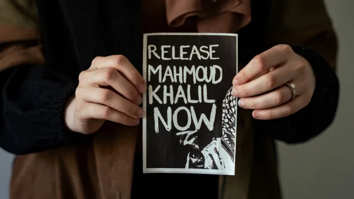 Mahmoud Khalil diz que a detenção causou 'danos irreparáveis' à sua carreira e à sua família