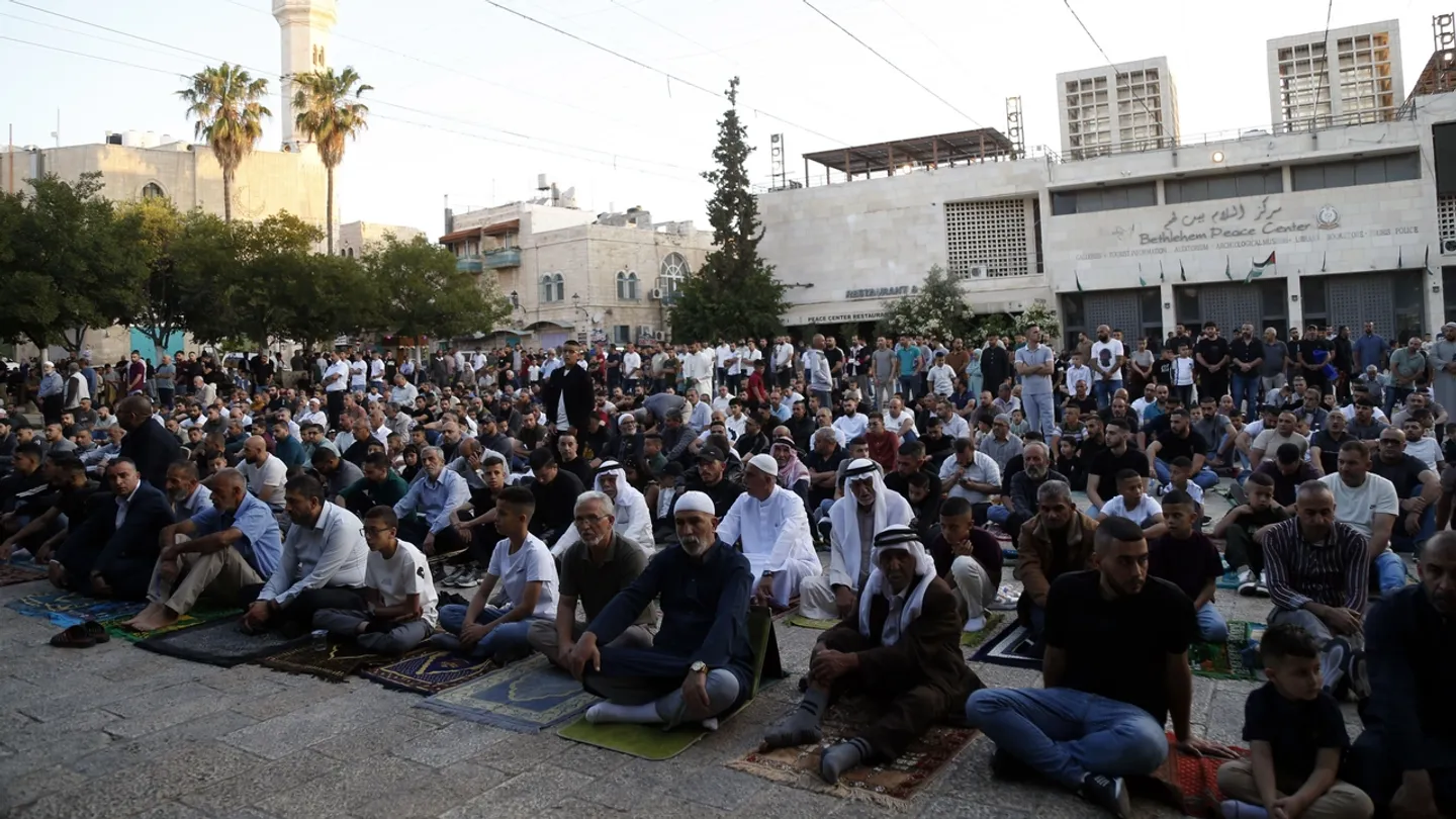 فلسطينيو الضفة يؤدون صلاة العيد وسط اقتحامات وهدم واسع تنفذهما قوات الاحتلال الإسرائيلي
