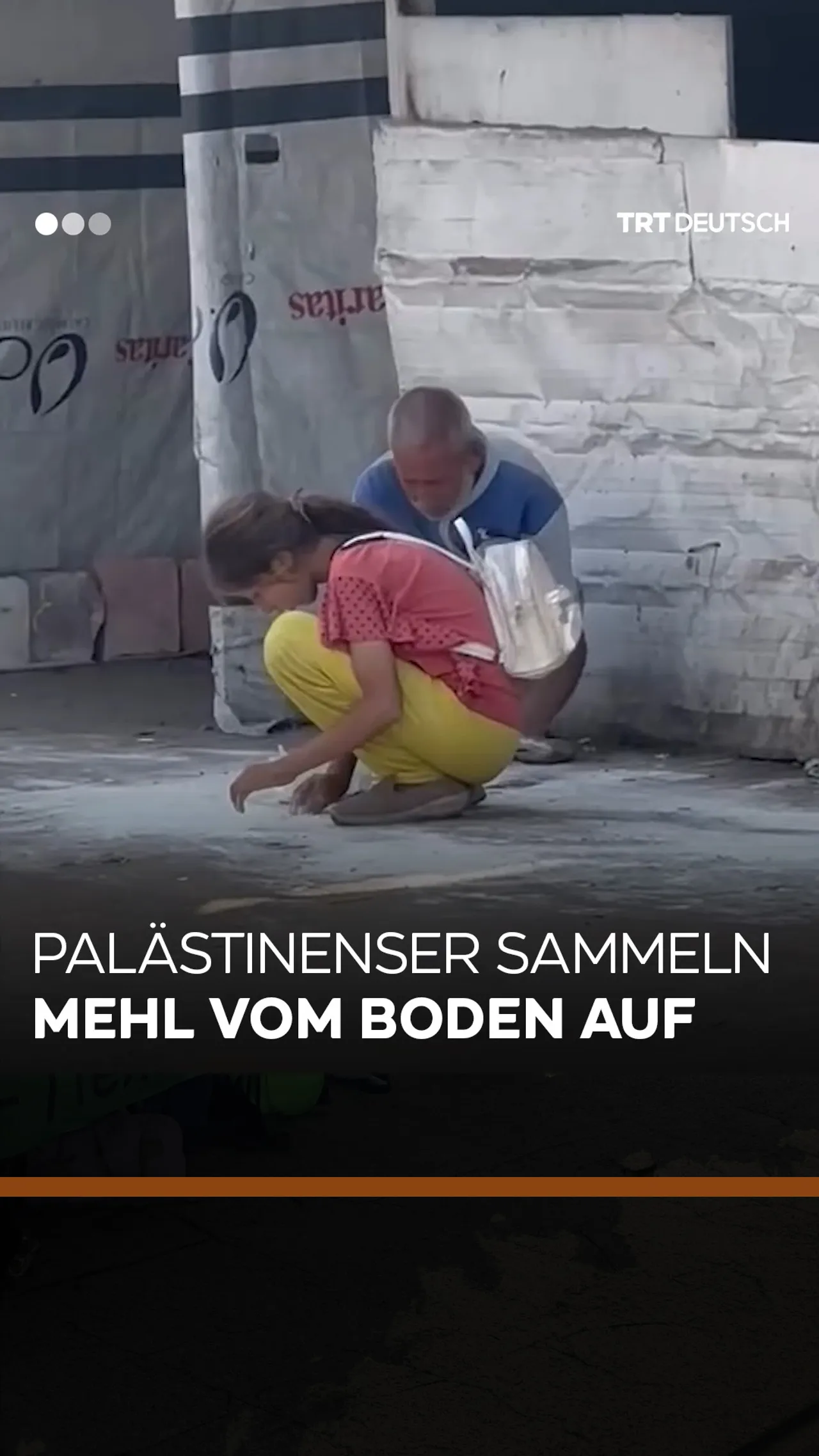 Palästinenser sammeln Mehl vom Boden auf