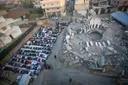 Na zdjęciach: Palestyńczycy odprawiają modlitwę Eid al-Adha wśród ruin Gazy