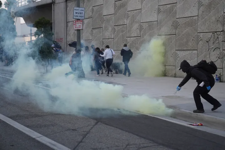 Clashes in Los Angeles between authorities and protesters during immigration sweep