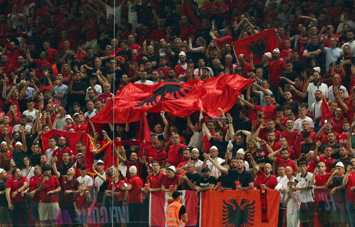 Hodhën sende në fushë gjatë përballjes Shqipëri-Serbi, arrestohen dy shtetas, procedohen 10 të tjerë
