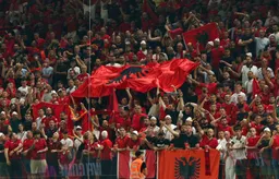 Hodhën sende në fushë gjatë përballjes Shqipëri-Serbi, arrestohen dy shtetas, procedohen 10 të tjerë