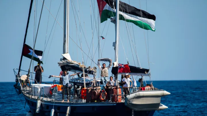 Barco da Flotilha da Liberdade aproxima-se de Gaza para desafiar o cerco israelita