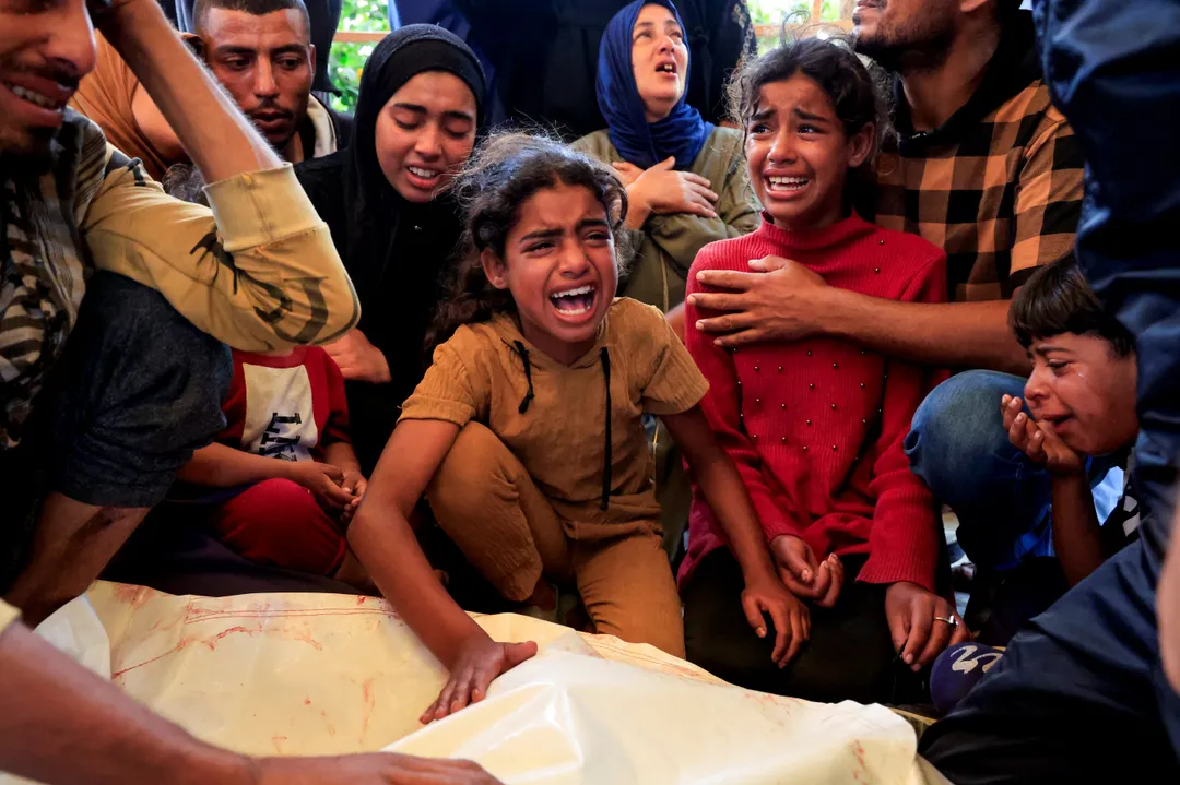Ataques de Israel masacran a palestinos en refugios de Gaza, durante el tercer día de Eid al-Adha