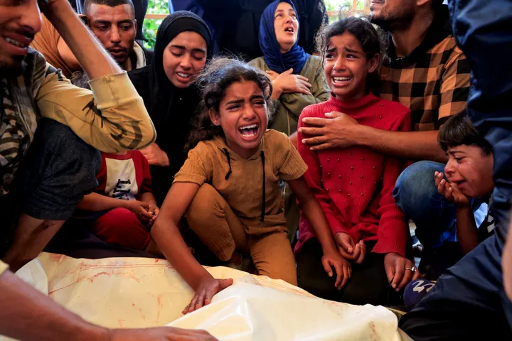 Ataques de Israel masacran a palestinos en refugios de Gaza, durante el tercer día de Eid al-Adha
