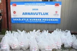 Fondacioni i Kryesisë së Çështjeve Fetare të Türkiyes shpërndan pako me mish kurbani në Shqipëri