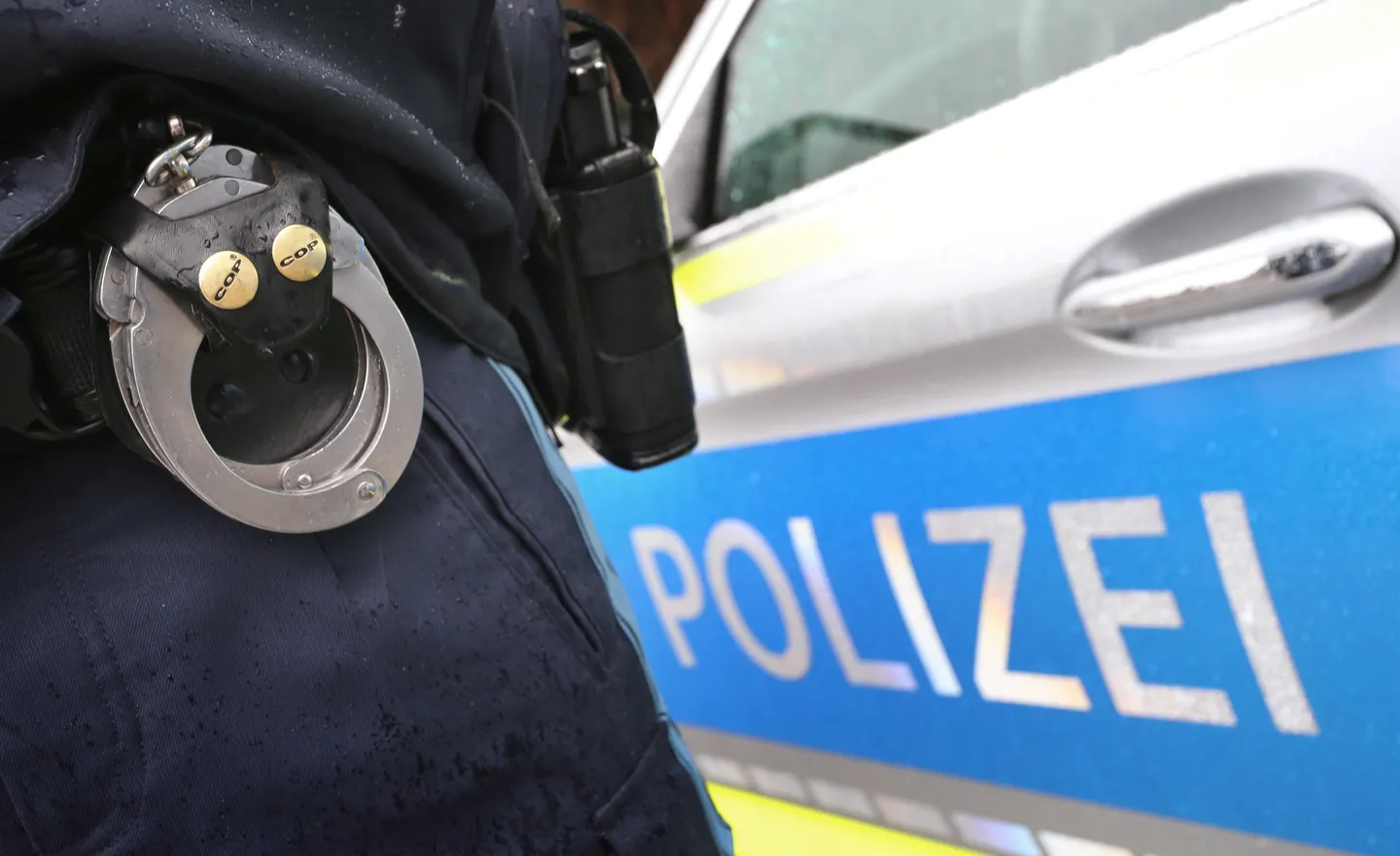 Mann gefesselt und Rücken mit Hakenkreuz beschmiert