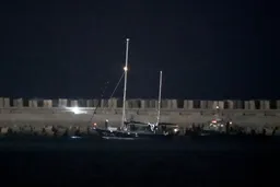 Anija humanitare “Madleen” ankorohet në portin izraelit të Ashdodit nën eskortën ushtarake