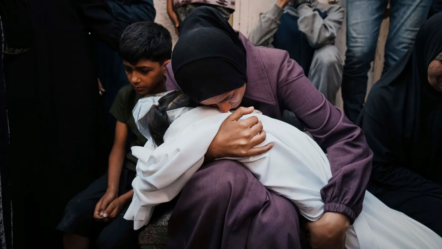 شهداء وجرحى بغزة وسط تفجير عشرات المباني واتهامات لمؤسسة غزة الإنسانية بالتسبب بقتل وإصابة المئات