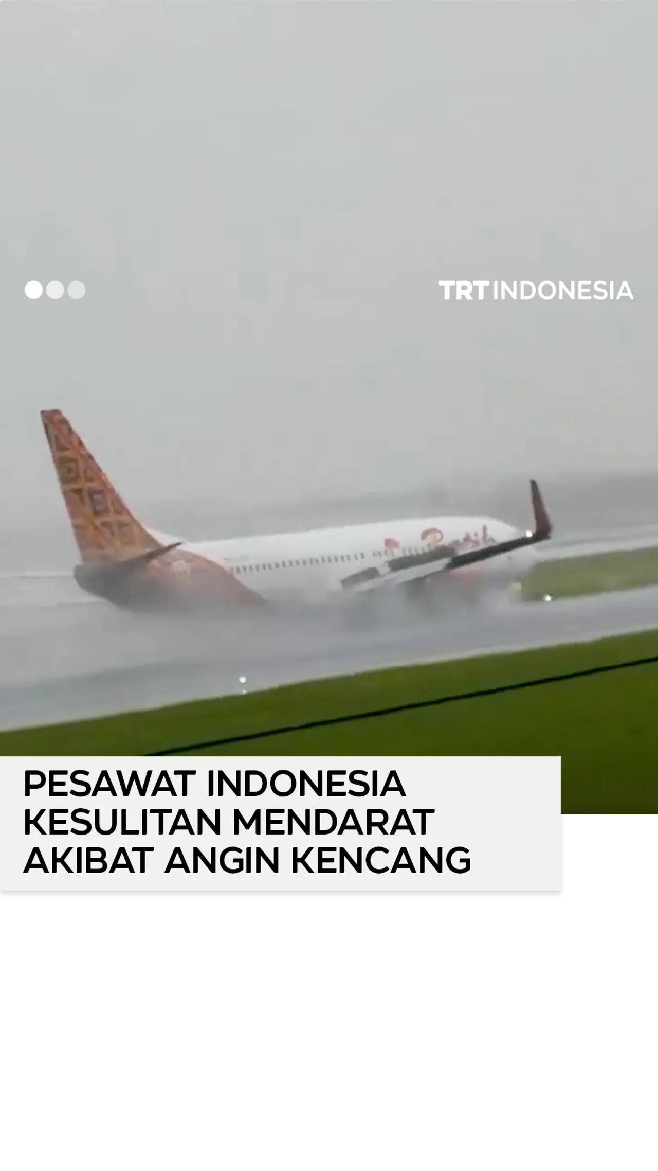 Pesawat Batik Air Indonesia terjebak dalam angin kencang saat mendarat