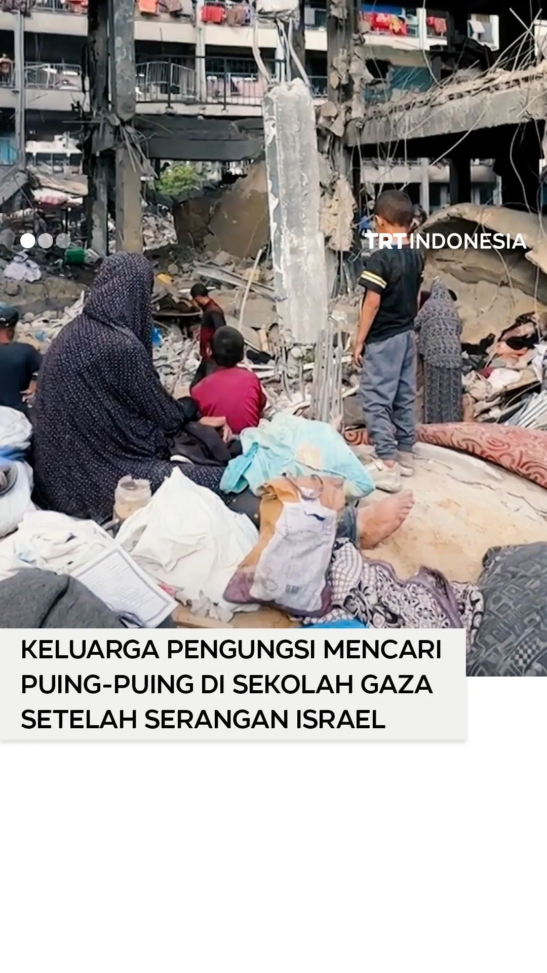 Pengungsi Palestina mencari puing-puing setelah serangan Israel di sekolah UNRWA