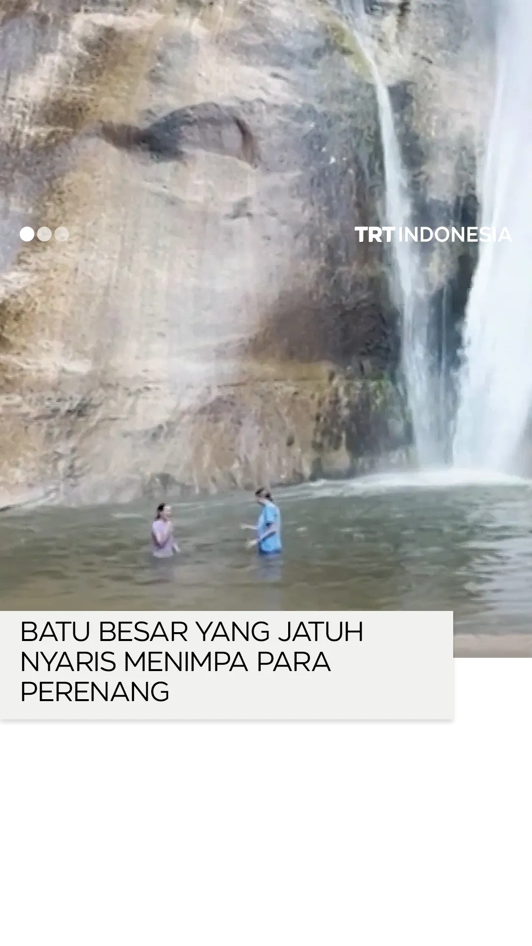 Batu besar yang jatuh nyaris menimpa para perenang di Utah