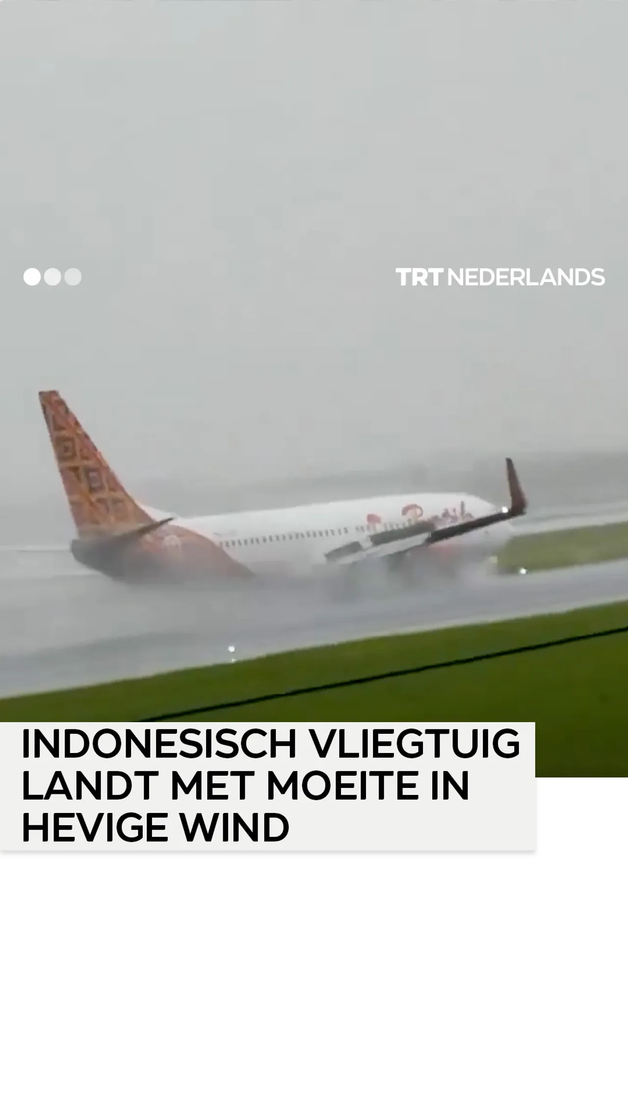 INDONESISCH VLIEGTUIG LANDT MET MOEITE IN HEVIGE WIND