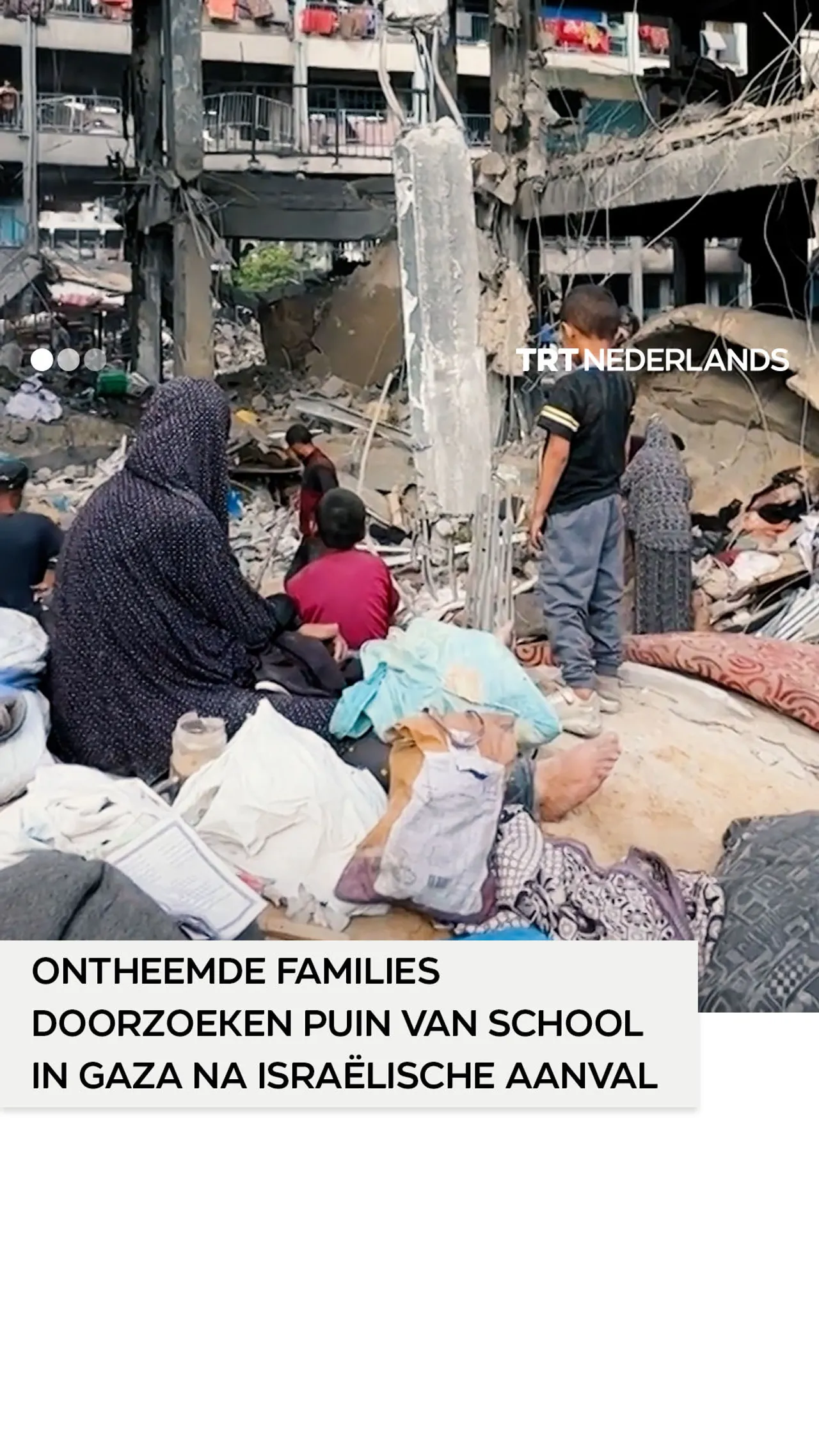 ONTHEEMDE FAMILIES DOORZOEKEN PUIN VAN SCHOOL IN GAZA NA ISRAËLISCHE AANVAL