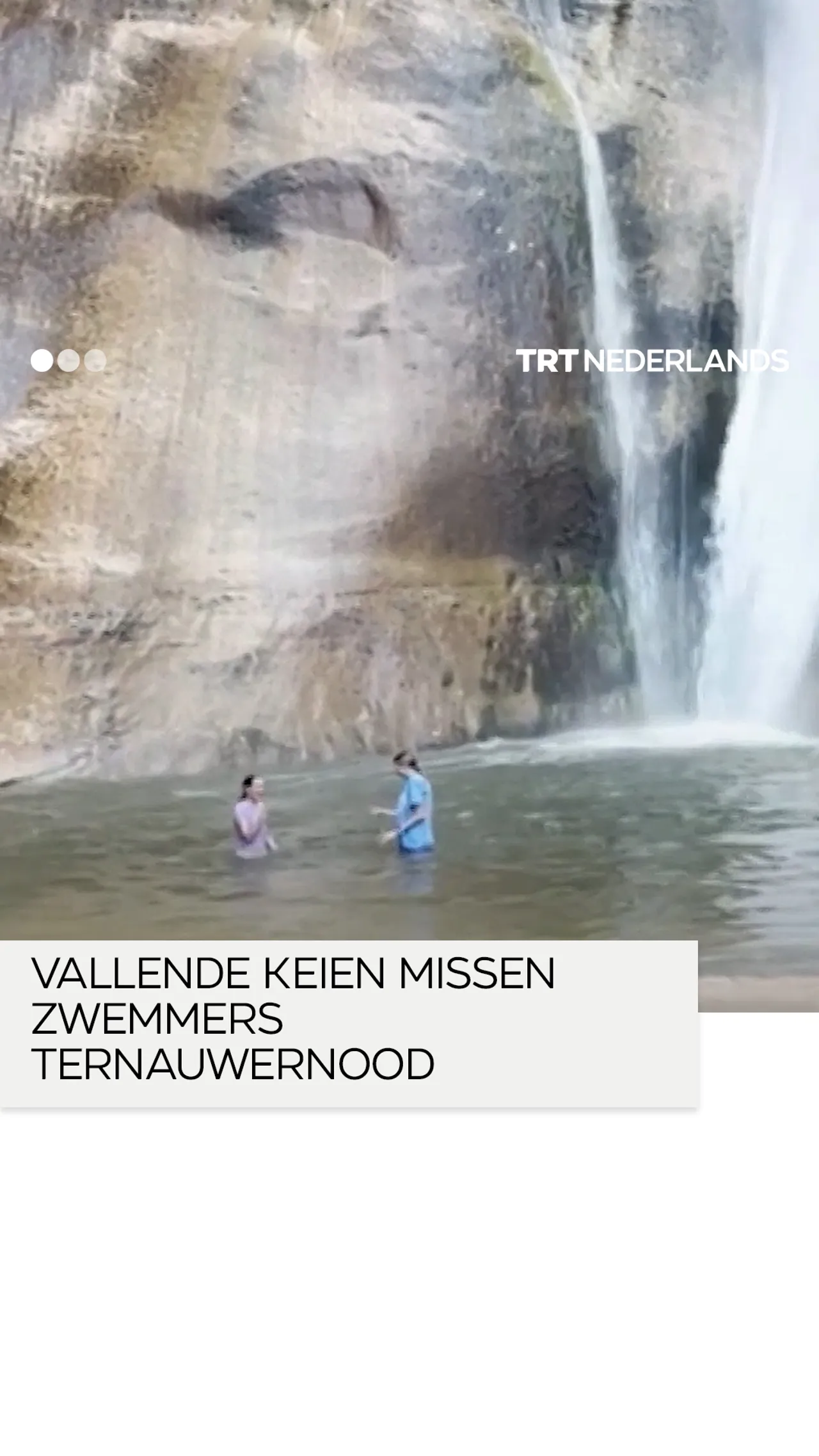 Vallende keien missen zwemmers ternauwernood