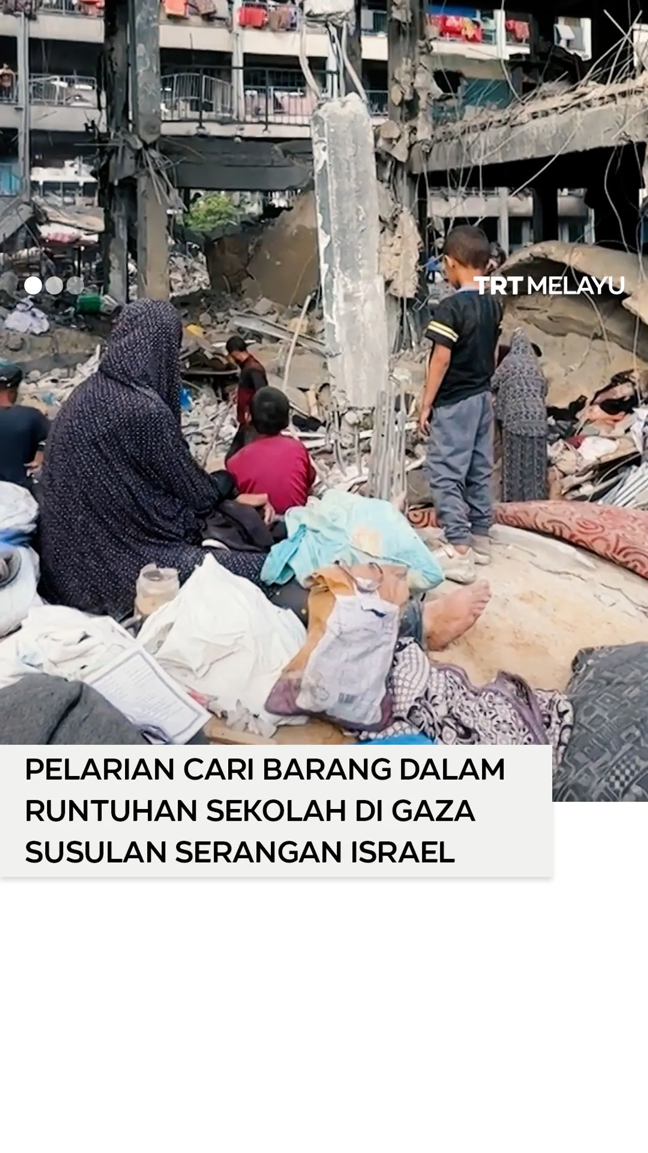 Rakyat Palestin mencari barang dalam runtuhan