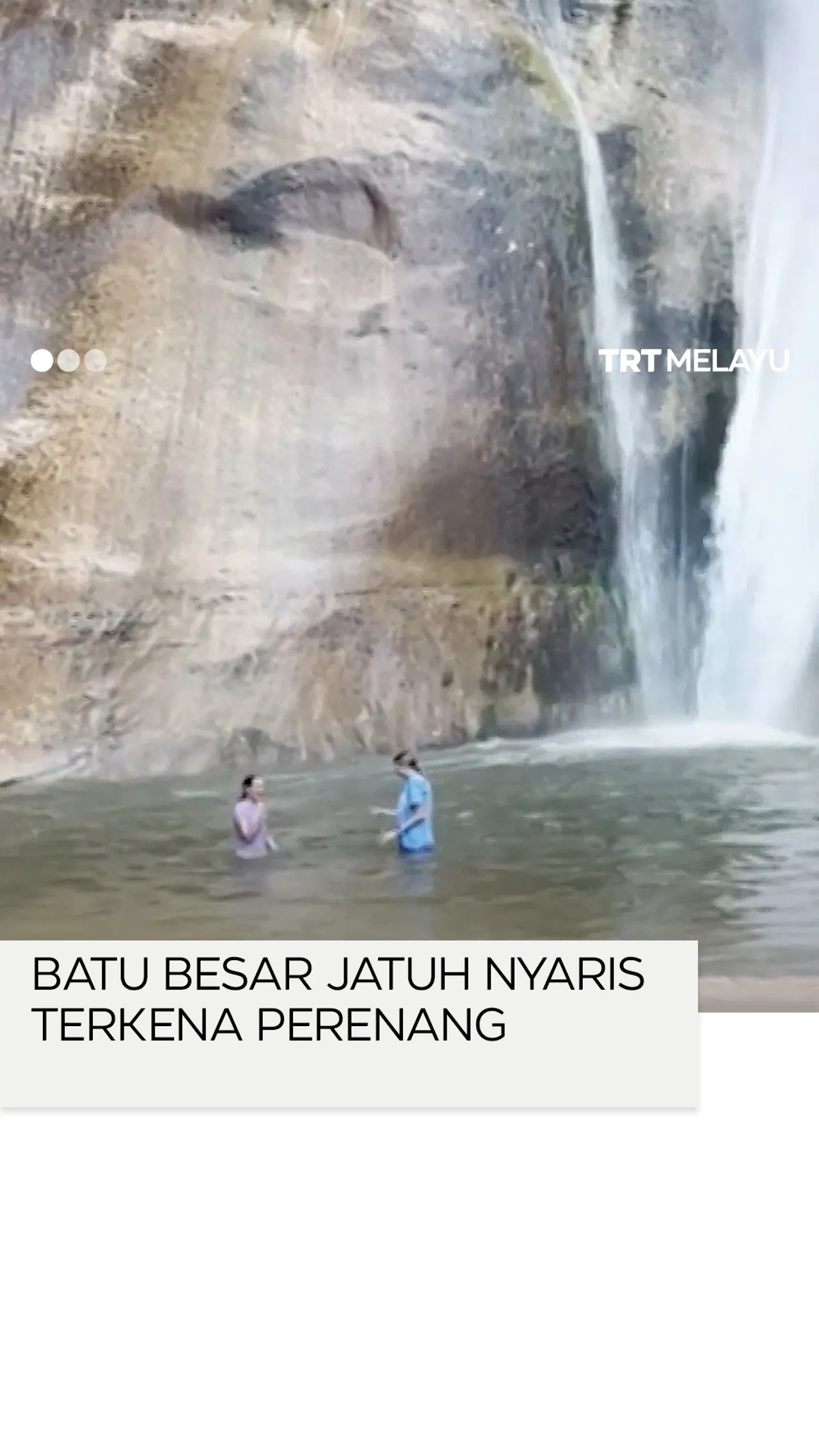 Batu besar jatuh nyaris terkena pengunjung air terjun