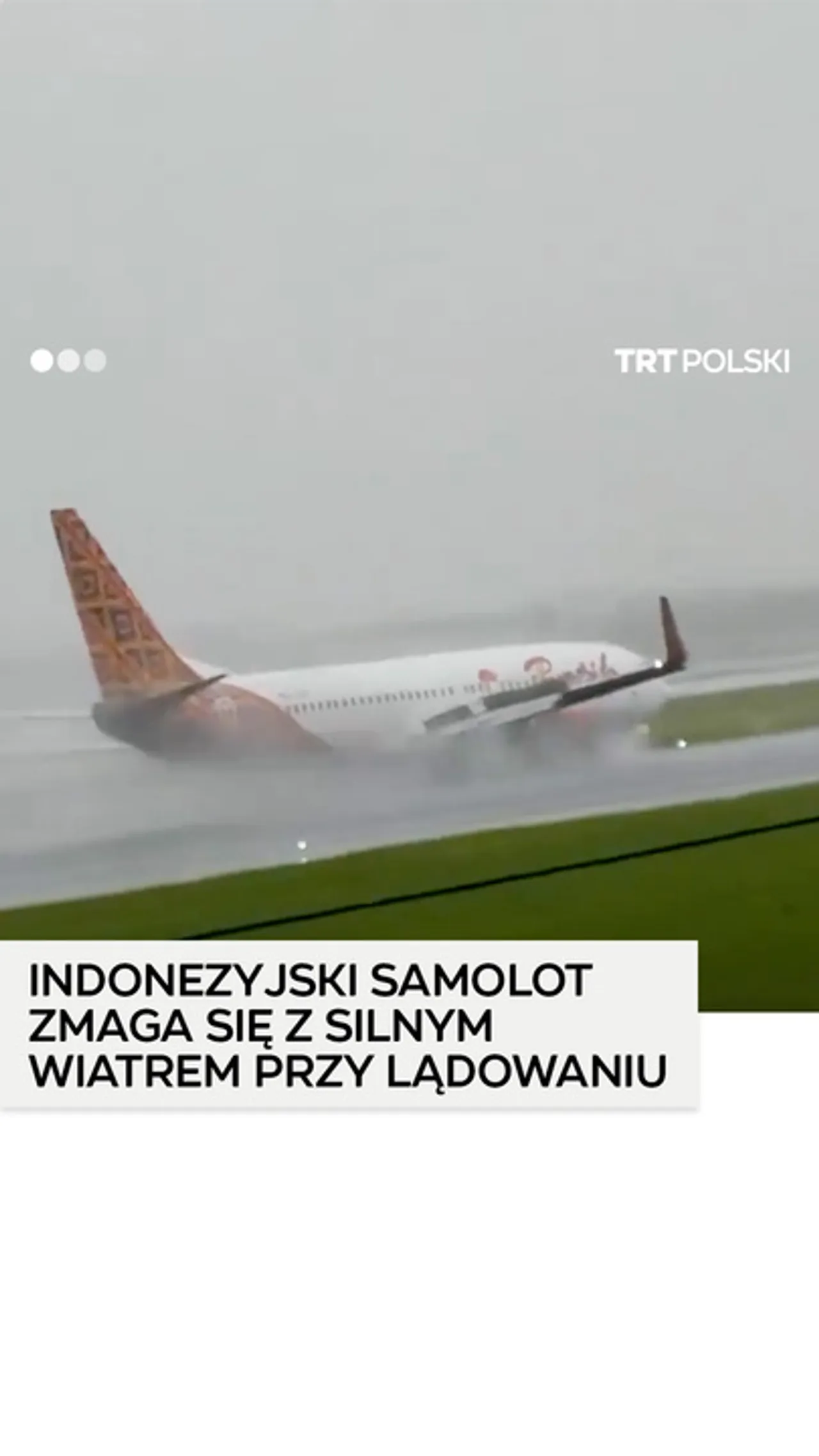 Indonezyjski samolot Batik Air złapany przez silny wiatr podczas lądowa