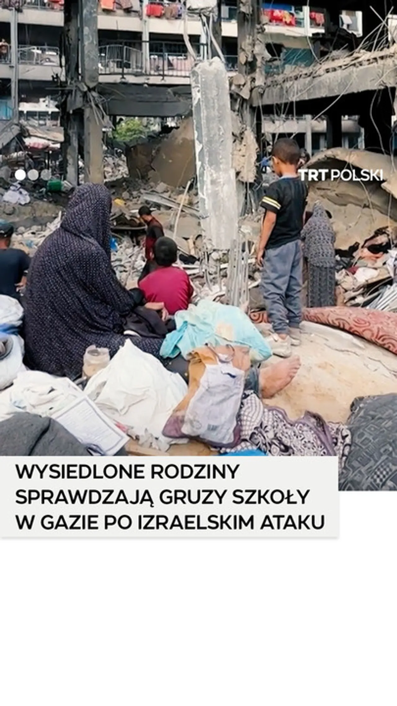 Wysiedleni Palestyńczycy sprawdzają gruzy po izraelskim ataku na szkołę UNRWA