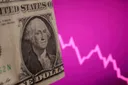 تراجع أسعار الدولار والذهب والنفط قبيل قمة مرتقبة بين ترمب وبوتين