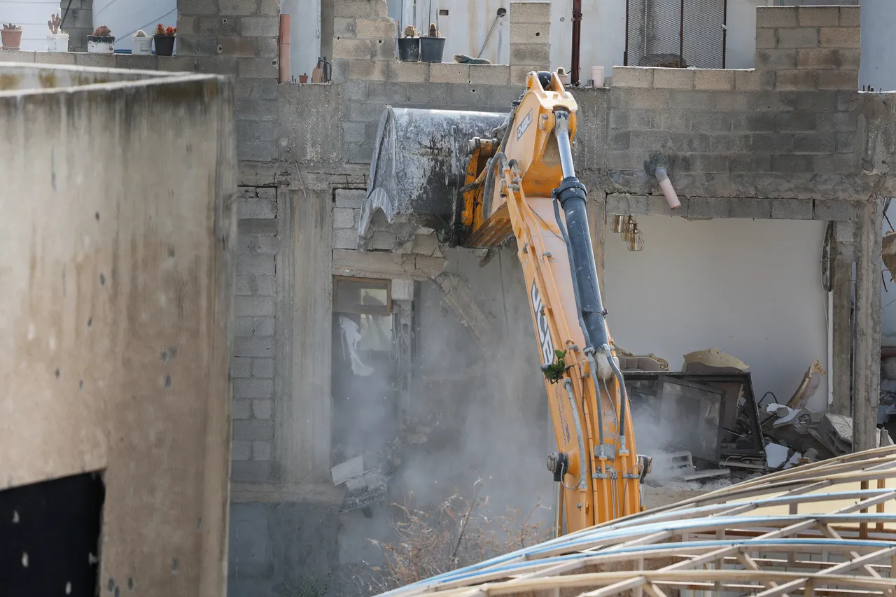 שנה לאחר ההריסה: הבדואים שגרים ללא קורת גג מתקשים להאמין שיגיע פתרון