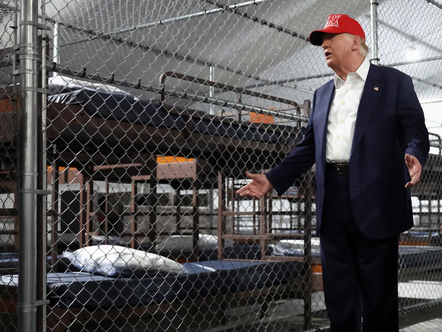 Trump bromea sobre animales devorando migrantes en visita a la polémica “Alcatraz de los Caimanes”