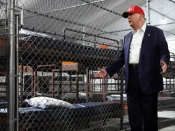 Trump bromea sobre animales devorando migrantes en visita a la polémica “Alcatraz de los Caimanes”