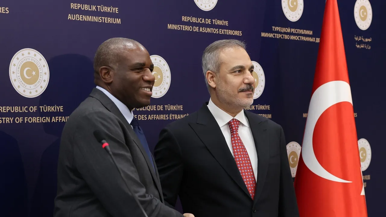 Alto diplomata britânico elogia o papel da Türkiye na estabilidade regional