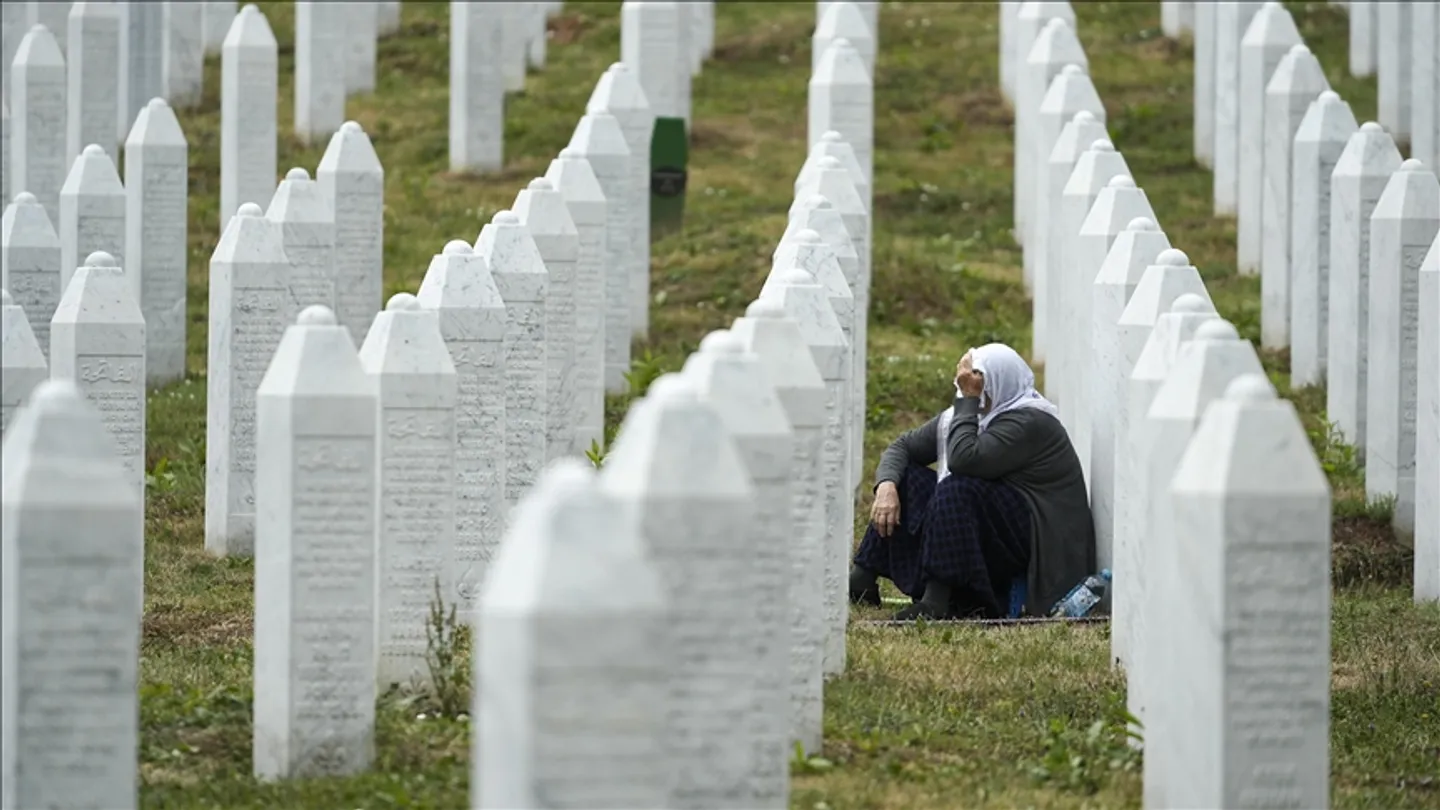 Familjet vizitojnë varret në Potoçari: Lot nënash dhe duar mbi mermerin e bardhë
