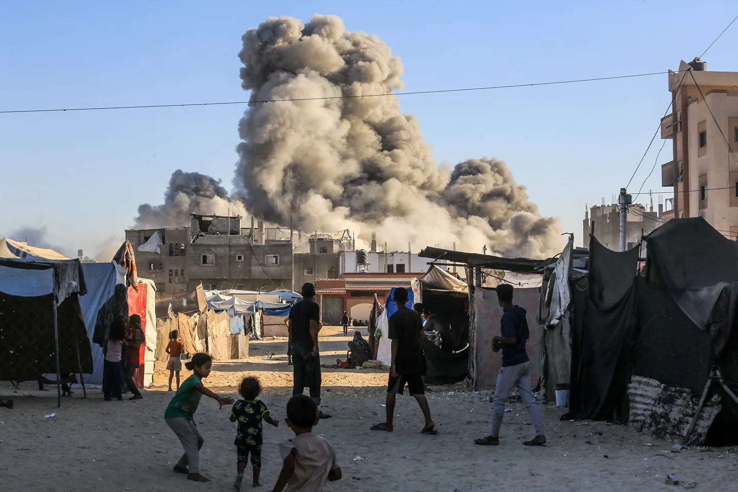 Të paktën 28 të vrarë dhe dhjetëra të plagosur nga sulmet izraelite para agimit në Gaza